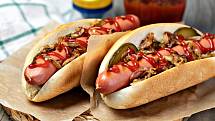 Hot dog v bílé sladké žemli, mohutně zalitý sladkým kečupem a hořčicí a posypaný karamelizovanou cibulkou zkrátí život o 36 minut.