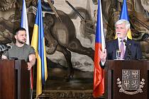 Petr Pavel a Volodymyr Zelenskyj na tiskové konferenci po společném jednání na Pražském hradě.