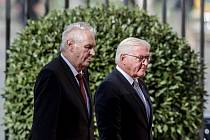 Prezident Miloš Zeman (vlevo) přivítal na Pražském hradě německého prezidenta Franka-Waltera Steinmeiera.