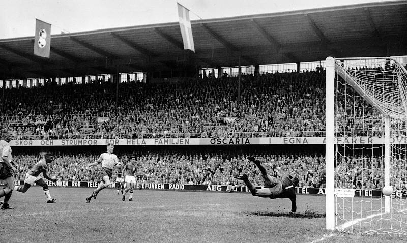 Pelé střílí gól Brazílie ve finále MS 1958 proti domácímu Švédsku.