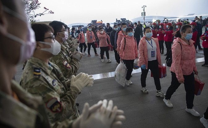 Zdravotnické týmy sklízejí potlesk při odjezdu z čínského Wu-chanu, kde vypomáhaly během epidemie koronaviru zdejším lékařům a sestrám (snímek z 18. března 2020)