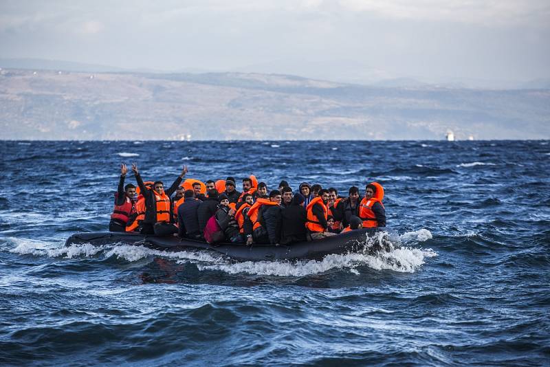 Připlouvání uprchlíků na řecký ostrov Lesbos.