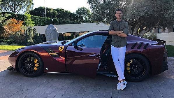 Cristiano Ronaldo a jeho Ferrari F12tdf.