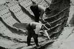 Při prvním zkoumání naleziště v Sutton Hoo v roce 1939 archeologové odkryli dokonalý otisk plavidla, které sloužilo jako poslední místo odpočinku válečníka. Nyní se nadšenci snaží dle obrysu postavit repliku plavidla.