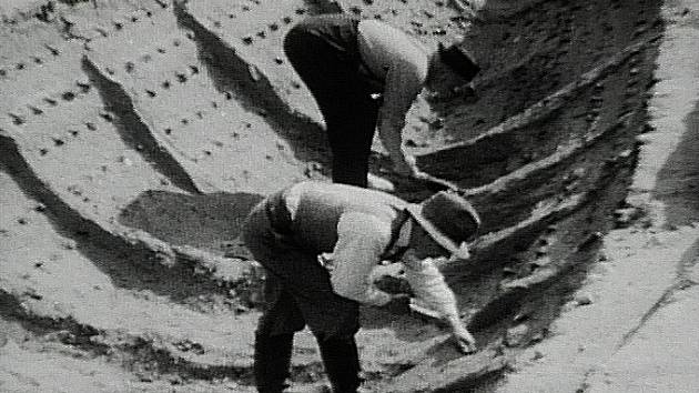 Při prvním zkoumání naleziště v Sutton Hoo v roce 1939 archeologové odkryli dokonalý otisk plavidla, které sloužilo jako poslední místo odpočinku válečníka. Nyní se nadšenci snaží dle obrysu postavit repliku plavidla.