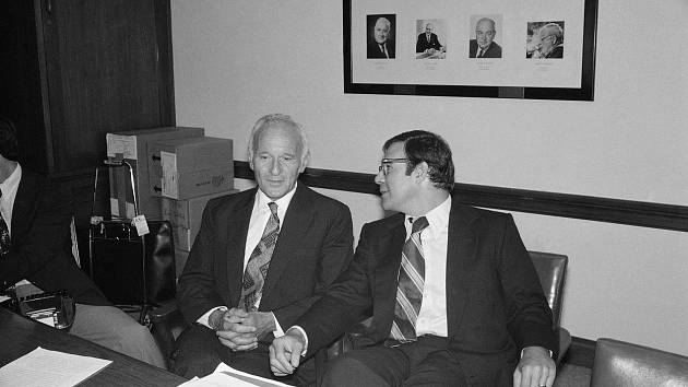 Vedoucí tajného programu CIA MK-Ultra Sidney Gottlieb a jeho advokát Terry Lepsing