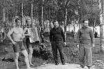 První sovětští kosmonauti - kromě Gagarina Alexej Leonov, Boris Volynov a Viktor Gorbatko - na společném pikniku v Dolgoprudném