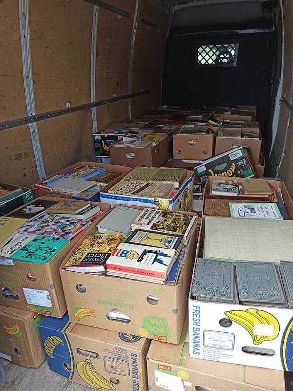 Knižní záchranka funguje pátým rokem a počty odvezených knih se pohybují v desítkách tisíc