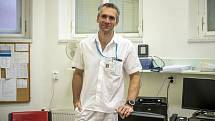 Ladislav Šenolt je profesorem Univerzity Karlovy, internistou a revmatologem.