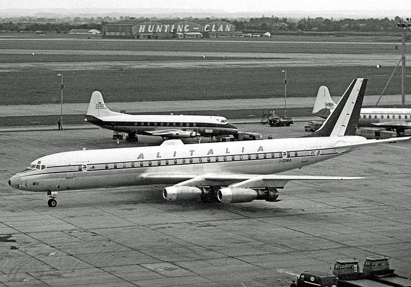 Letouny Douglas DC-8 využívala v 60. a 70. letech minulého století i společnost Alitalia. Podobně vypadal i stroj nasazený na let AZ 112, který se zřítil u Palerma v roce 1972.