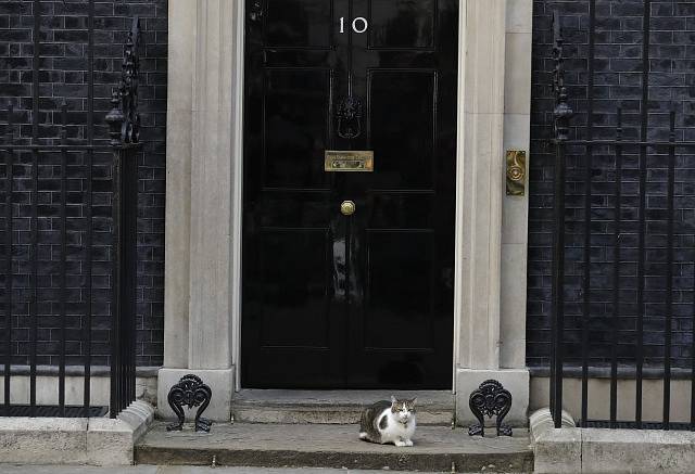 Na čísle popisném 10, Downing Street jsou stále zavřené dveře