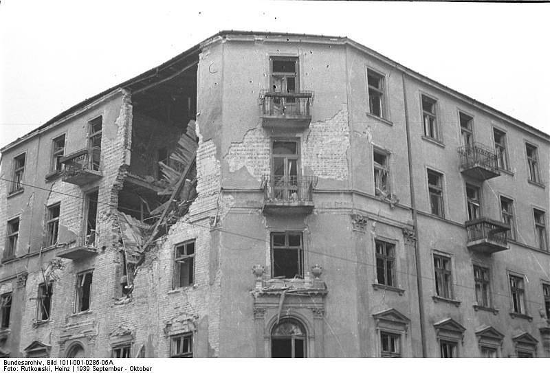 Budování varšavského ghetta. Karmelická ulice ve Varšavě na přelomu října a listopadu 1939