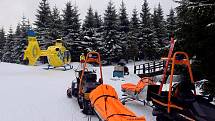 Záchrana lyžaře po kolapsu v Jizerských horách.