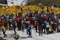 Jizerská padesátka láká tisíce rekreačních běžců na lyžích