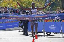 Keňan Wilson Kipsang se raduje z vítězství v proslulém Newyorském maratonu. 