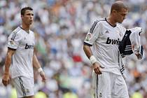 Pepe z Realu Madrid (vpravo) po úderu do hlavy proti Valencii.