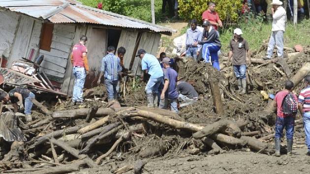 Sesuvy půdy v Kolumbii zabily desítky lidí.