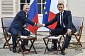 Francouzský prezident Emmanuel Macron (vpravo) a jeho ruský protějšek Vladimir Putin