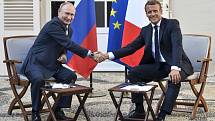 Francouzský prezident Emmanuel Macron (vpravo) a jeho ruský protějšek Vladimir Putin