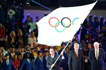 Starosta Ria de Janeira Eduardo Paes (vlevo) převzal olympijskou vlajku.