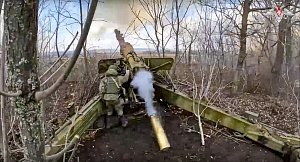 Na této fotografii převzaté z videa a zveřejněné tiskovou službou ruského ministerstva obrany 152mm houfnice ruské armády „Hyacint-B“ (2A36 Giatsint-B), která 15. března 2023 střílí na ukrajinské jednotky na neznámém místě