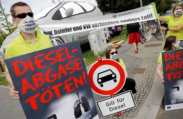 Protesty německých Greenpeace před budovou, kde se koná dieselový summit.