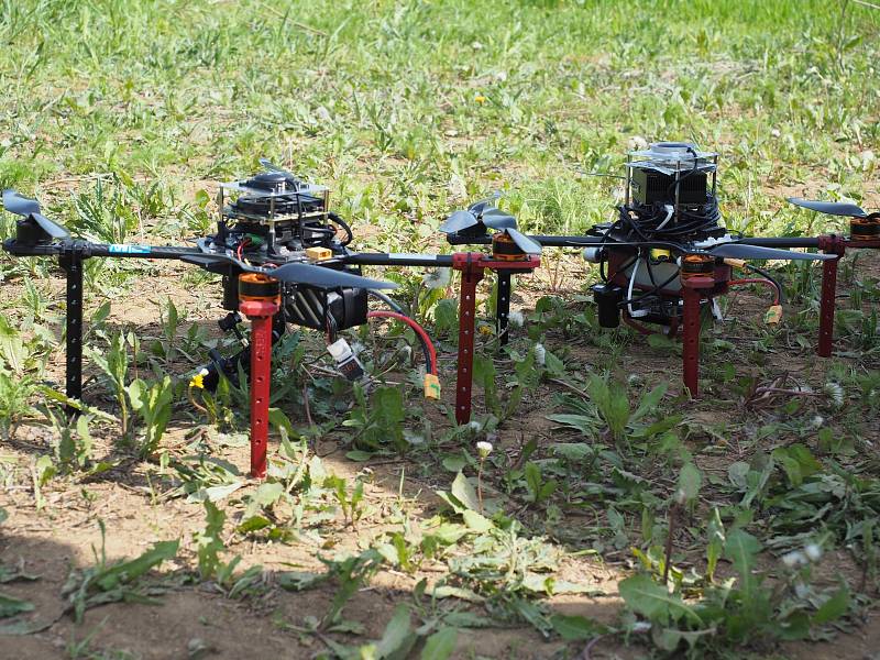 V hlavní roli jsou tyto drony. Výzkumníci z ČVUT je naprogramovali a vybavili tak, aby sami dokázali kontrolovat stav elektrického vedení.