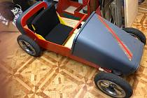 Elektrické autíčko postavil Jan Kukla z překližky, odpadkového koše, koleček z kočárku a nefunkční vrtačky.