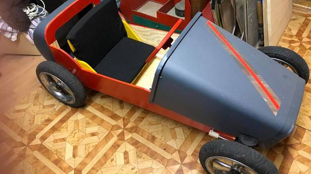 Elektrické autíčko postavil Jan Kukla z překližky, odpadkového koše, koleček z kočárku a nefunkční vrtačky.