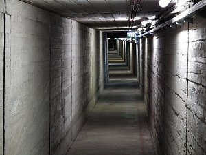 Podzemím vedou dlouhé chodby.