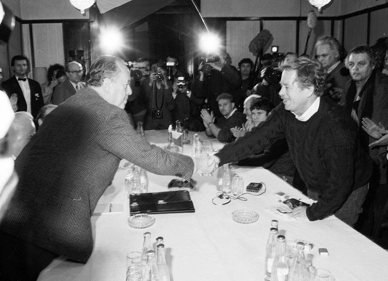 Ještě před manifestací se zástupci Občanského fóra sešli v neděli 26. listopadu 1989 dopoledne s oficiální vládní reprezentací. Václav Havel si podal ruku s Bohuslavem Kučerou, předsedou Národní fronty