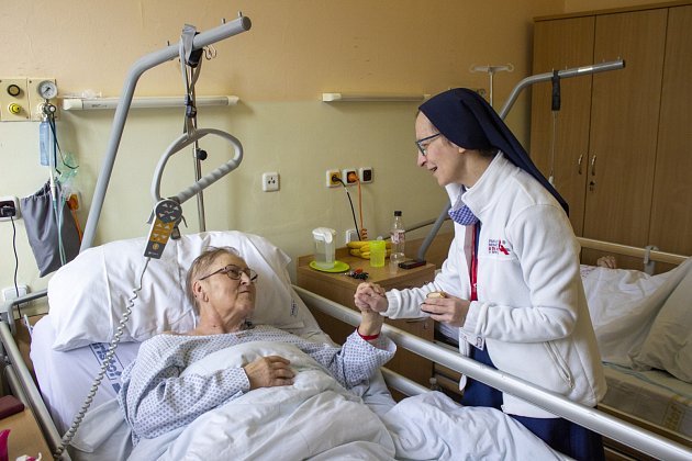 Františka na nemocničním pokoji se seniorkou Evou Holoubkovou, které přišla dát svátost eucharistie (svatého přijímání).