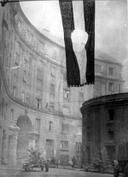 Revoluční maďarská vlajka na Corvin köz v Budapešti v roce 1956