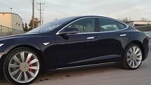 Aerodynamické kryty kol na Tesla Model 3.