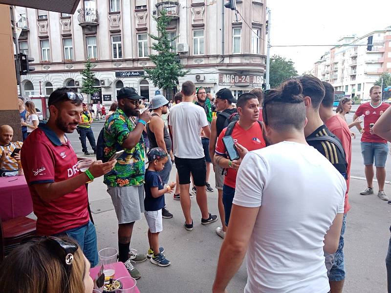 Fanoušci v ulicích Budapešti před zápasem českých fotbalistů s Nizozemskem.