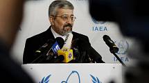Teherán vytrvale tvrdí, že podezření o nemírovém účelu jeho jaderného programu se zakládají na podvržených důkazech. Naposledy to prohlásil íránský velvyslanec při Mezinárodní agentuře pro atomovou energii Alí Asghar Soltáníje.