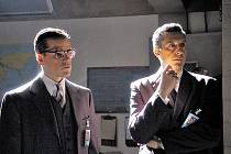 Matt Damon (vlevo) ve filmu Roberta De Nira Kauza CIA představí mlčenlivou tvář úředníka Edwarda Wilsona. Pravou rukou mu bude Ray Brocco (John Turturro).