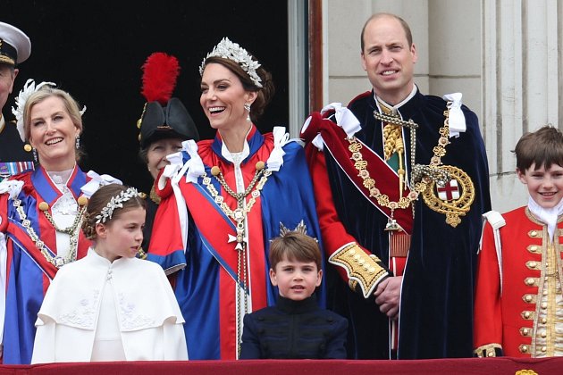 Vévodkyně Kate, princ William a dvě z jejich dětí Charlotte a Louis na balkoně Buckinghamského paláce po korunovaci..