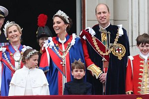 Vévodkyně Kate, princ William a dvě z jejich dětí Charlotte a Louis na balkoně Buckinghamského paláce po korunovaci