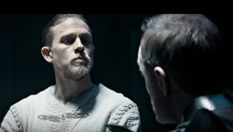 Charlie Hunnam ve filmu Král Artuš.