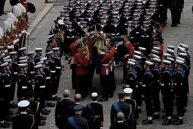 Rakev s královnou Alžbětou II. je nakládána na lafetu, kterou následně příslušníci britského námořnictva odtáhli k Westminsterskému opatství 