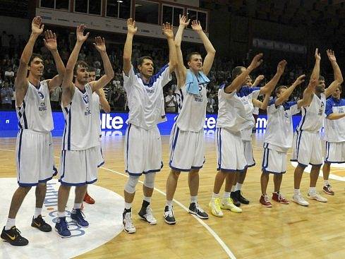 Basketbalisté Česka slaví postup na mistrovství Evropy.