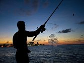 Havanští rybáři chytají ryby pomocí prezervativů, říkají tomu "balonkové rybaření".