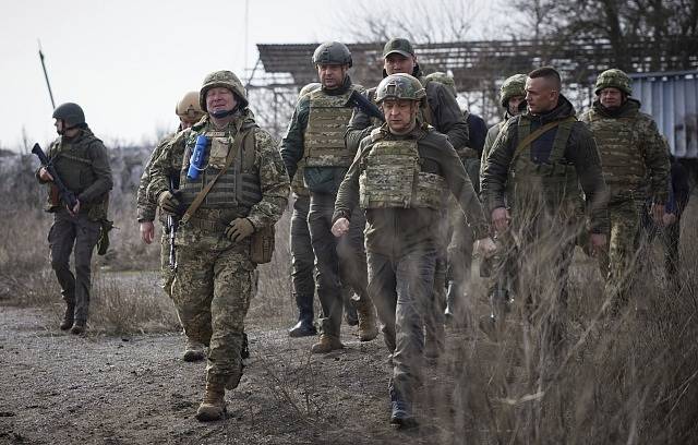 Vojáci ukrajinské armády a prezident Volodymyr Zelenskyj