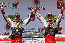 Francouz Sebastien Loeb (vpravo) a jeho spolujezdec Daniel Elena slaví triumf v Portugalské rallye. 