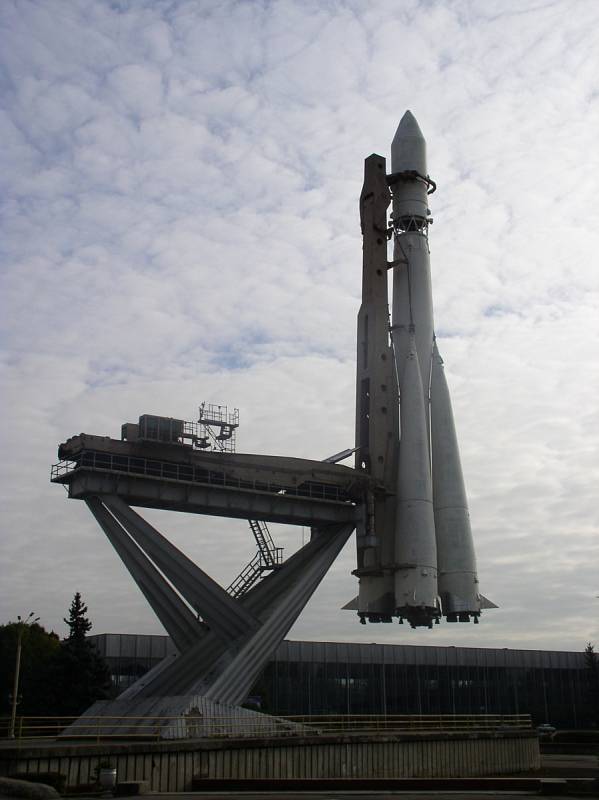 Sovětská raketa R-7, jejíž první test se uskutečnil 21. srpna 1957. Později vynesla i družici Sputnik jakožto první umělou družici Země na oběžnou dráhu