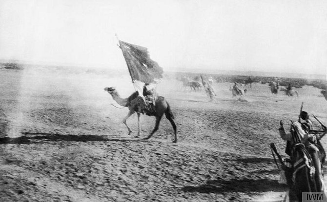 Thomas Edward Lawrence se stal klíčovou osobností arabského povstání v letech 1916 až 1918. Snímek pochází z triumfální cesty do Akaby