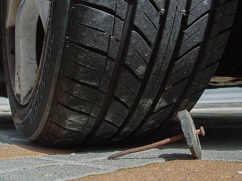 Improvizovaný propichovač pneumatik nazývaný slangově ninja. Jde o železný hřeb v pryžovém disku z použité pneumatiky. Palestinci rozházeli během první intifády hodně podobných nástrah na hlavních silnicích Západního břehu