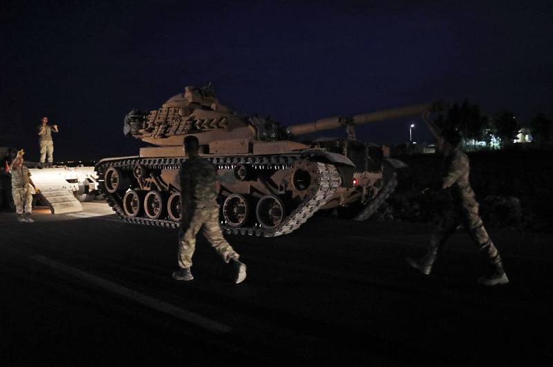 Turecký tank na hranici mezi Tureckem a Sýrií