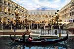 Resort Venetian Palazzo v Las Vegas nabízí hostům i jízdu na gondole. U vstupu stojí zmenšená kopie Zvonice sv. Marka.